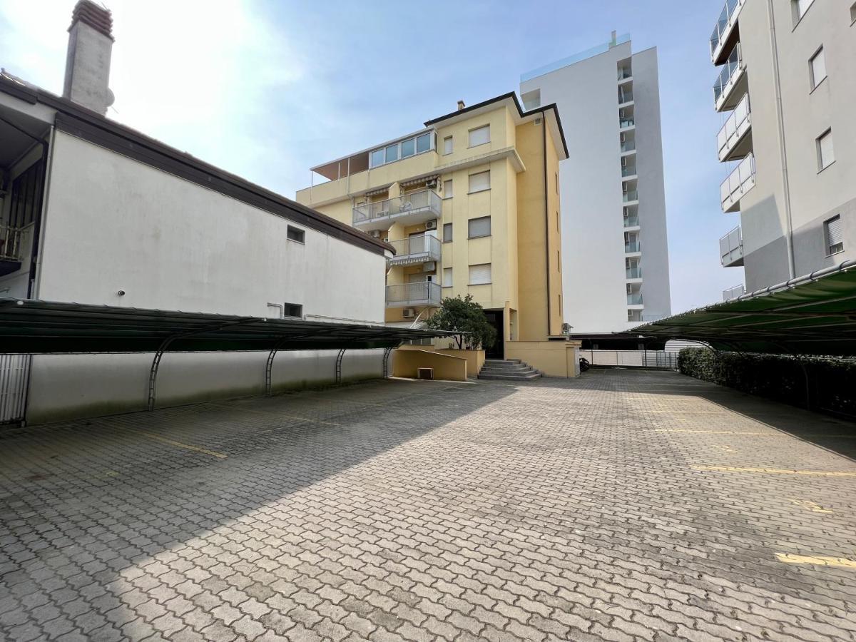 Residenza Derby Apartment Lignano Sabbiadoro Luaran gambar